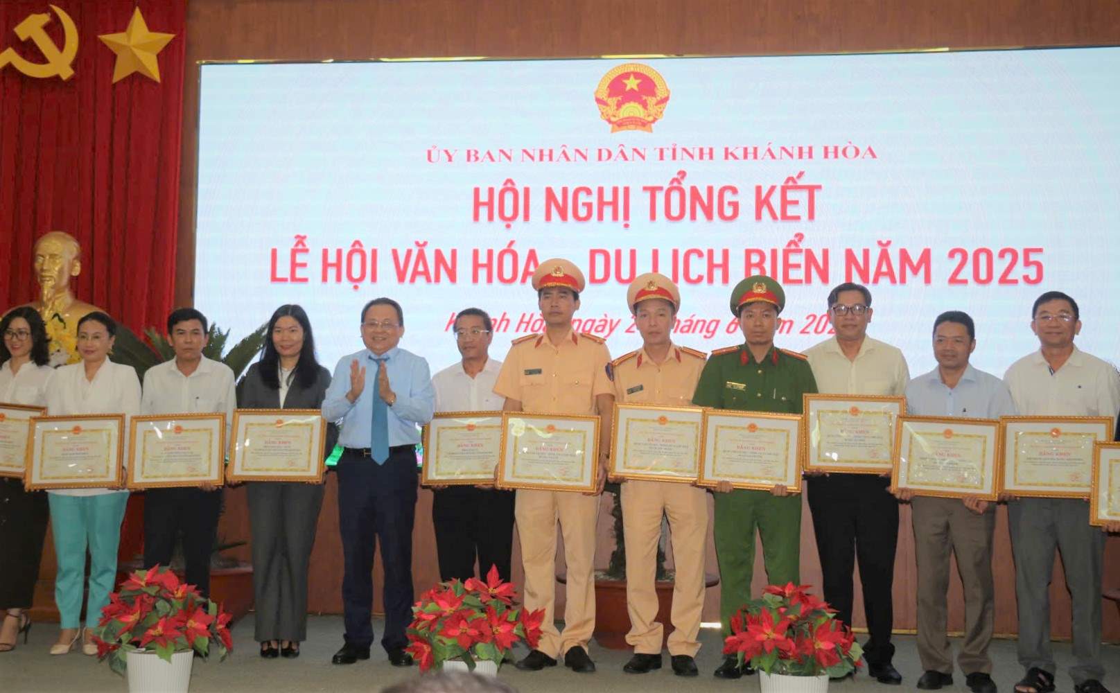UBND tinh Khanh Hoa khen thuong 35 tap the, 49 ca nhan co nhieu dong gop noi bat trong le hoi Van hoa – Du lich bien nam 2025. Anh: Phuong Linh