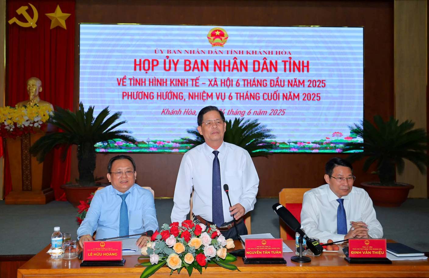 Lanh dao tinh Khanh Hoa danh gia ve thanh cong cua chuong trinh le hoi Van hoa – Du lich bien nam 2025. Anh: Phuong Linh