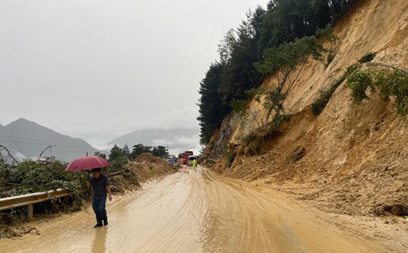 National Highway 4D in Lai Chau collapsed due to heavy rain on June 22. Photo: Duc Trinh