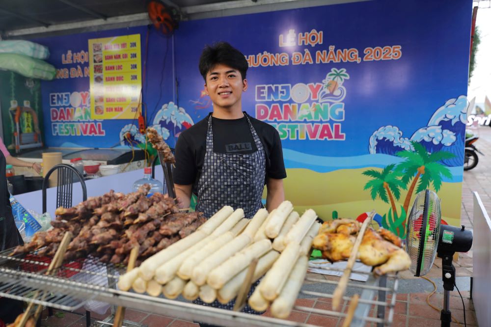Tourists enjoy experiencing regional cuisine in Da Nang. Photo: Tran Thi