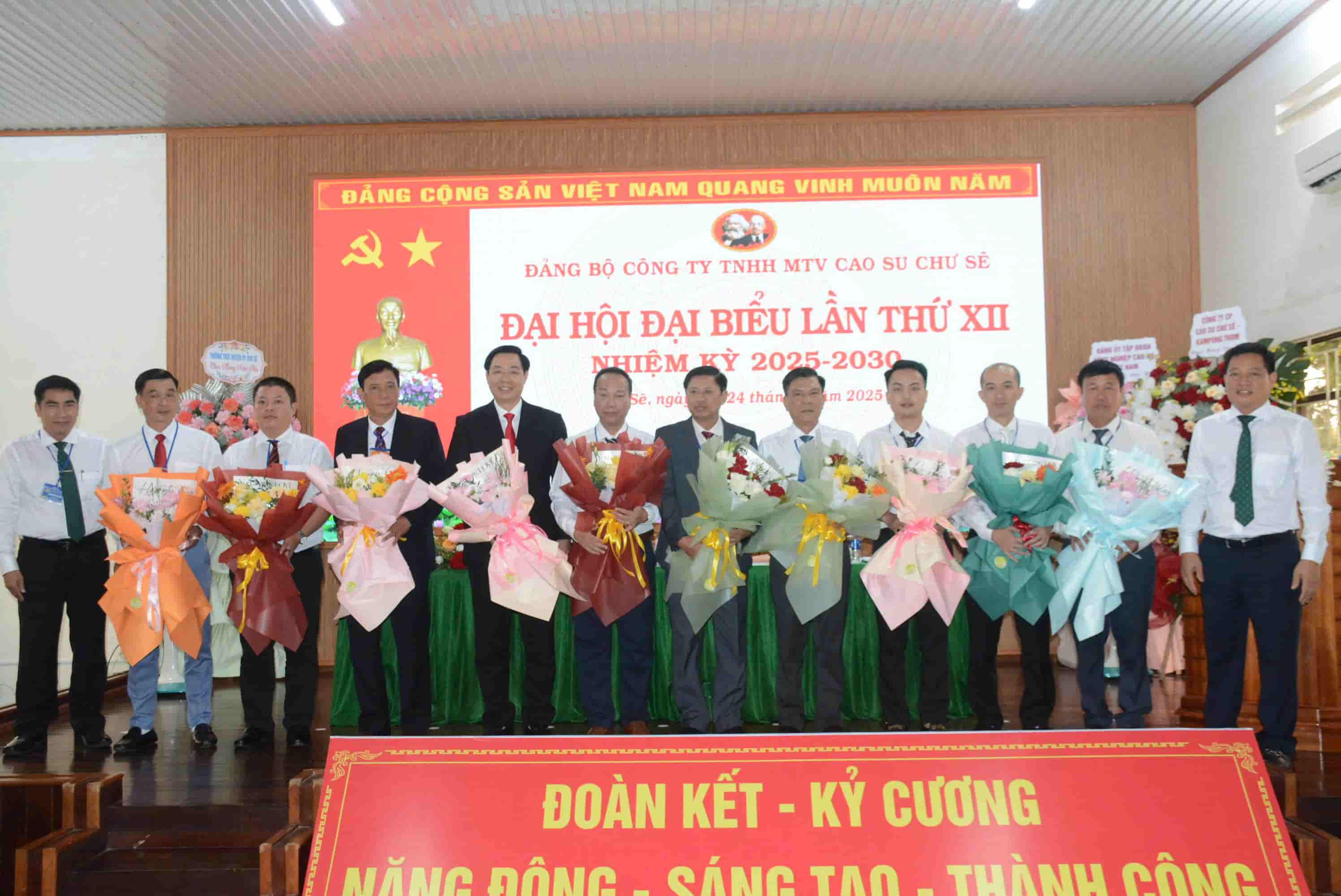 The Executive Committee for the 2025-2030 term was introduced before the Party Congress of Chu Se Rubber One Member Co., Ltd. Photo: Thanh Tuan