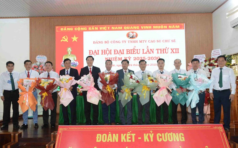 The Executive Committee for the 2025-2030 term was introduced before the Party Congress of Chu Se Rubber One Member Co., Ltd. Photo: Thanh Tuan