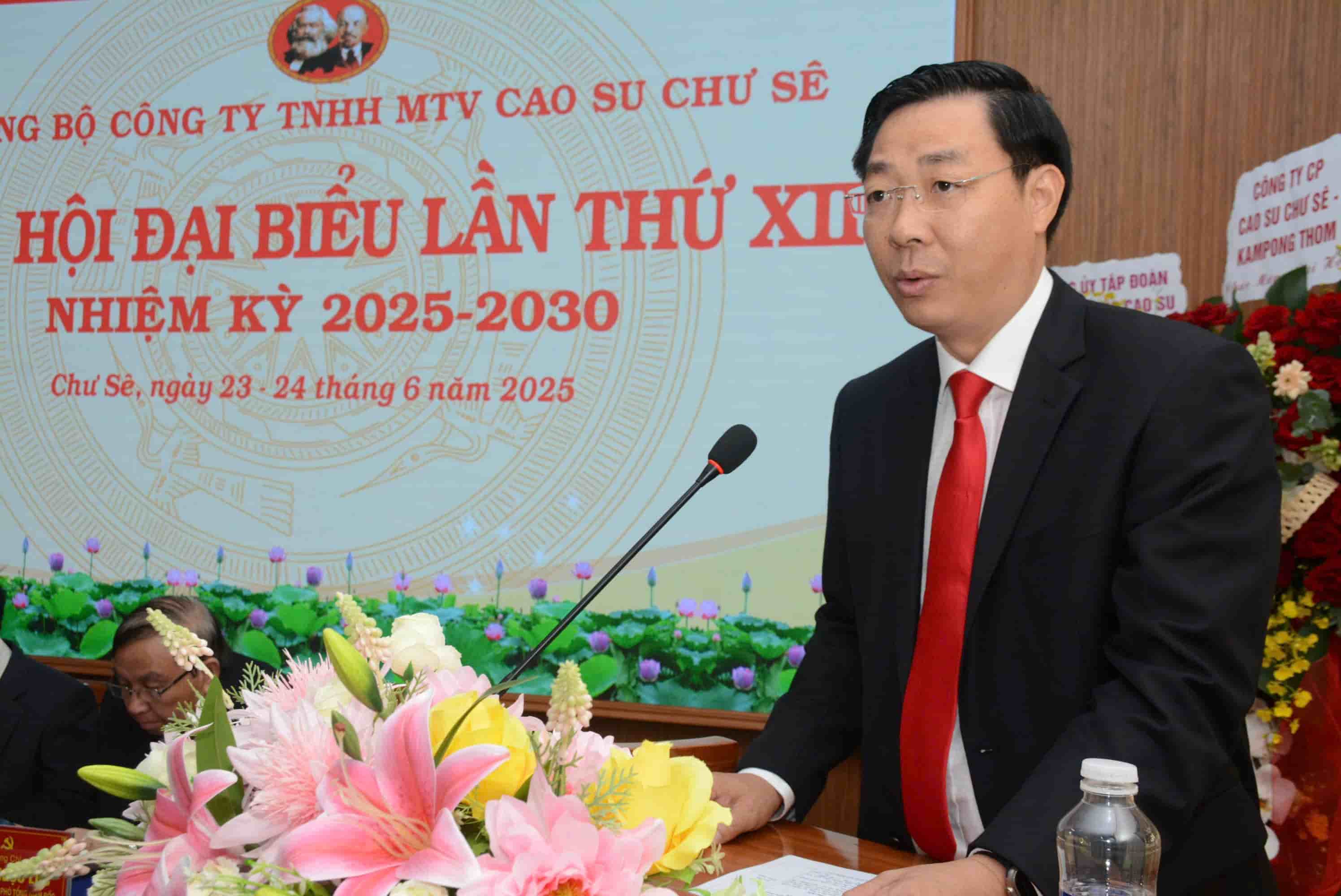 Ong Le Trung Kien – Tong Giam doc cong ty Cao su Chu Se phat bieu tai Dai hoi. Anh: Thanh Tuan