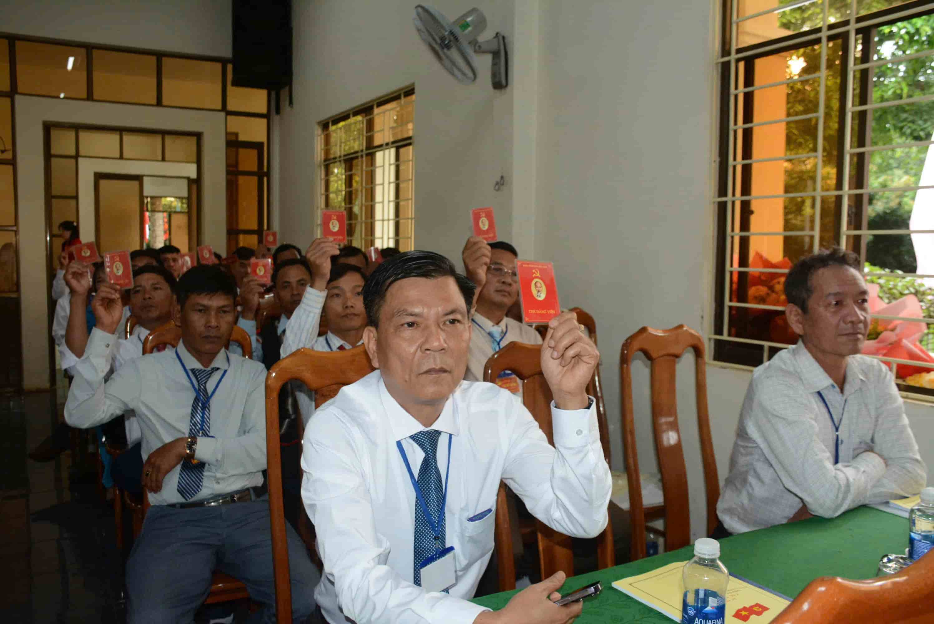 Cac dai bieu bieu quyet thong qua cac chi tieu ma Nghi quyet de ra. Anh: Thanh Tuan