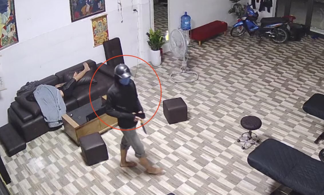 Video of a thief brazenly taking a knife into a house in Hue at 1am.