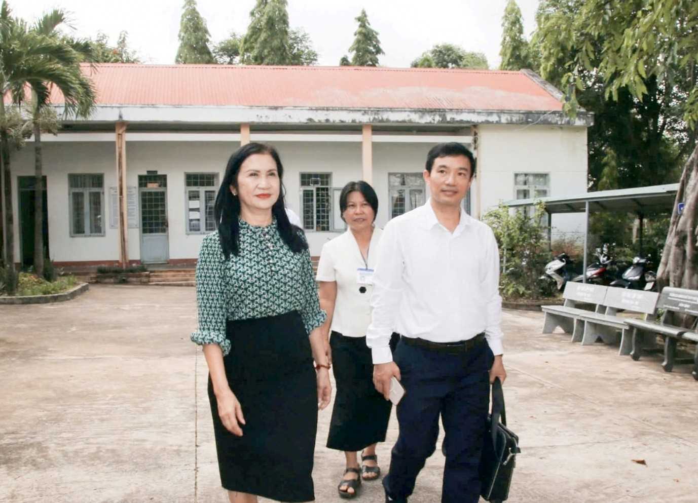 Ms. Ton Thi Ngoc Hanh, Vice Chairman of the Provincial People's Committee, Head of the Steering Committee for the 2025 High School Graduation Exam of Dak Nong province led the Provincial Working Group to inspect the exam preparation work in Krong No district. Photo: Linh Thu