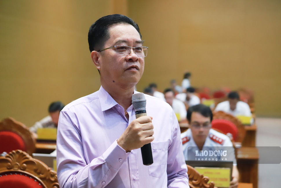 Mr. Nguyen Thanh Hai - Director of the Department of Finance of Binh Dinh province explained at the meeting. Photo: Hoai Phuong