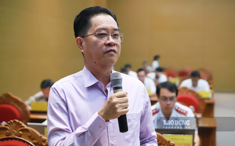 Mr. Nguyen Thanh Hai - Director of the Department of Finance of Binh Dinh province explained at the meeting. Photo: Hoai Phuong