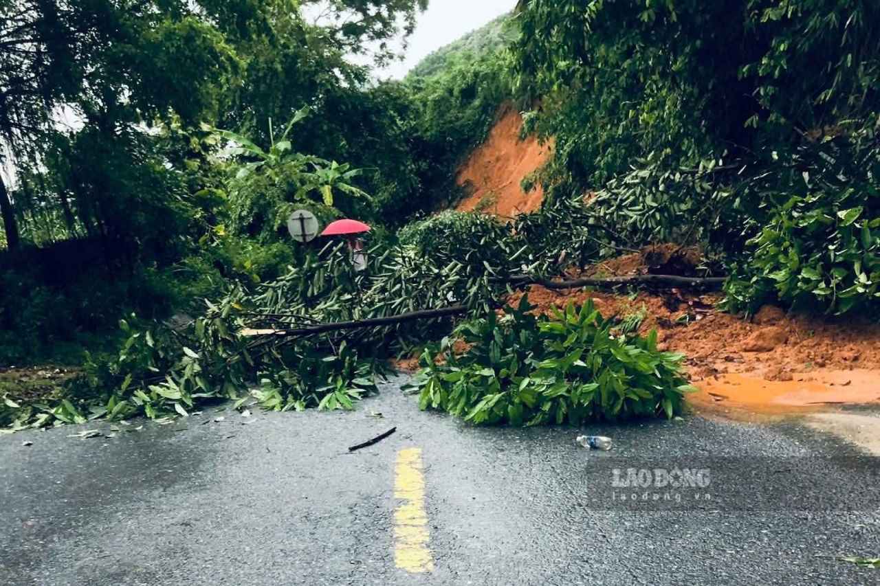 Nhieu tuyen duong huyet mach bi sat lo de doa, ach tac giao thong, tiem an nguy co mat an toan giao thong. Anh: Van Duc.