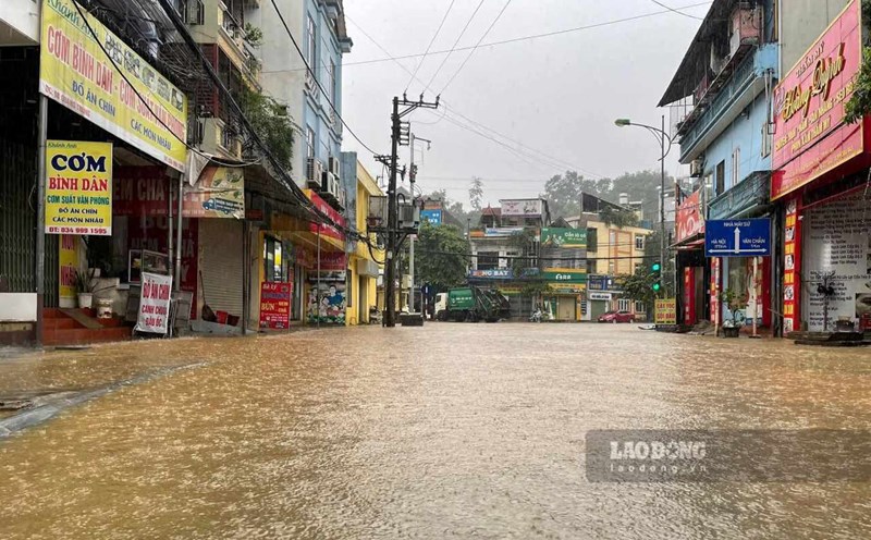 Many roads in Yen Bai were partially flooded and landslides. Photo: Van Duc
