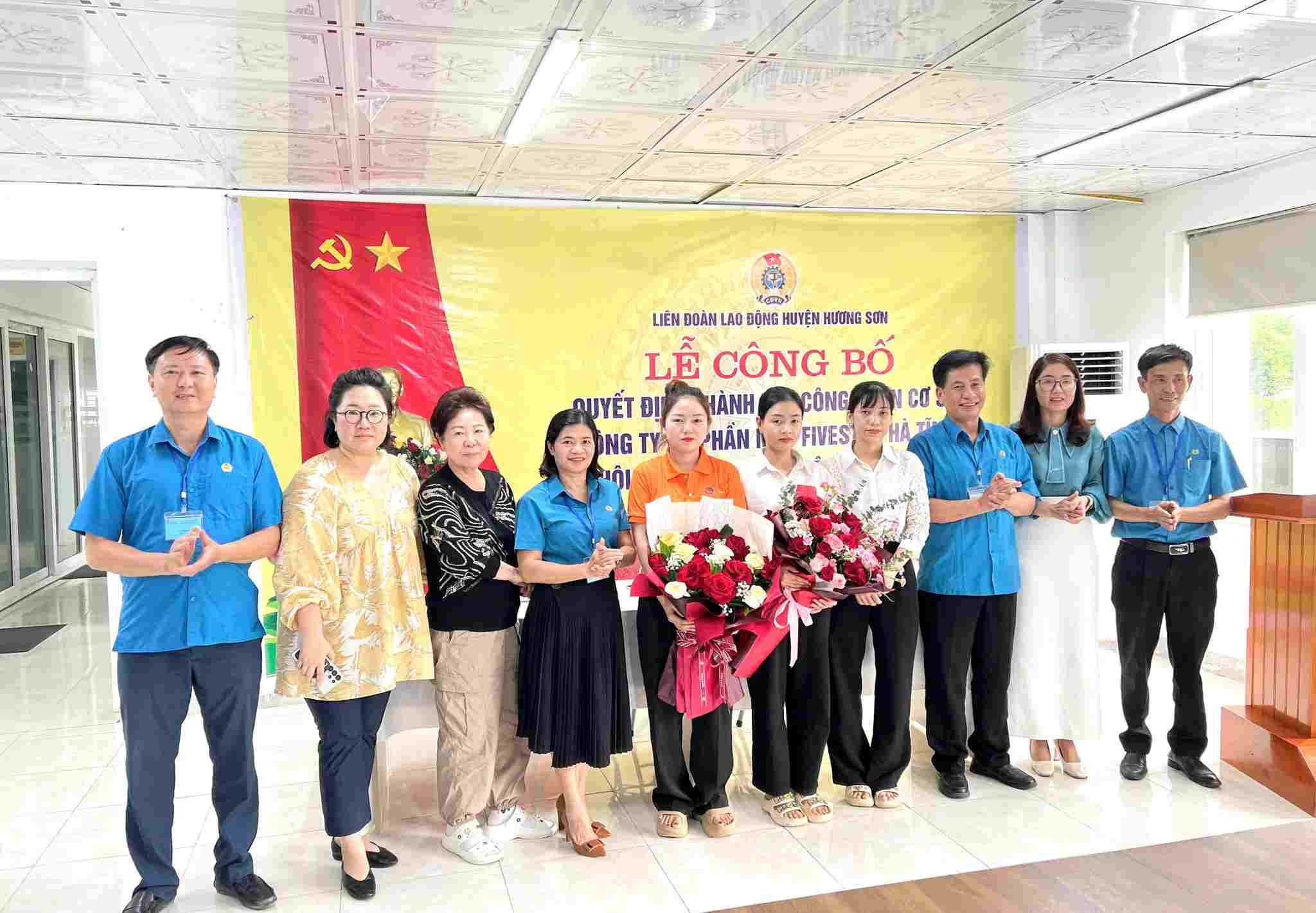 La Federacion de Trabajo del Distrito de Huong Son acaba de anunciar el establecimiento del CD de base de base, Cinco Star Ha Tinh Garment Joint Stock Company, admitio 219 miembros del sindicato. Foto: Kha hijo