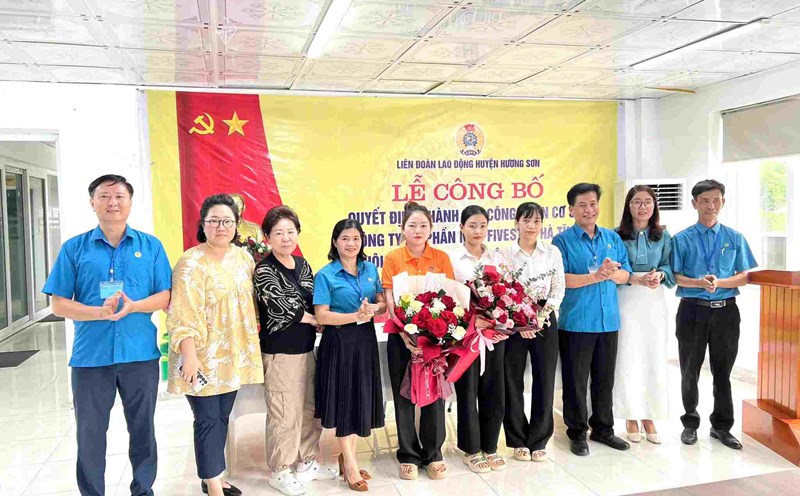 Huong Son District Labor Federation has just announced the establishment of the Trade Union of Five Star Ha Tinh Garment Joint Stock Company, admitting 219 union members. Photo: Kha Son
