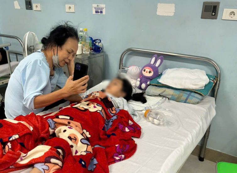 Quynh Anh acaba de terminar la cirugia. Foto: thuy duong