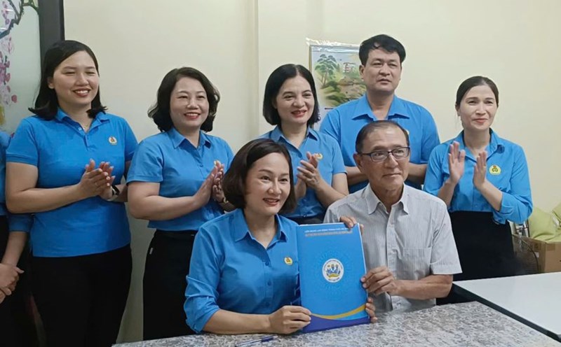 The trust fund has signed a statement to satisfy the sale of Nhat Hung Shoe Company Limited. Photo: Mai Dung