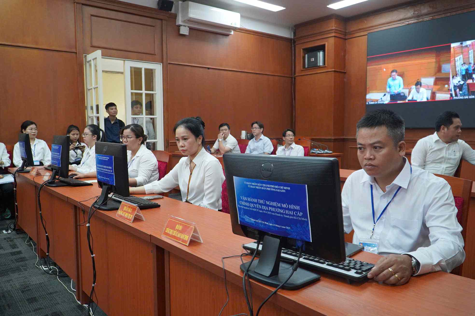 Officers and civil servants of Saigon Ward (HCMC) participated in the trial operation. Photo: Anh Tu