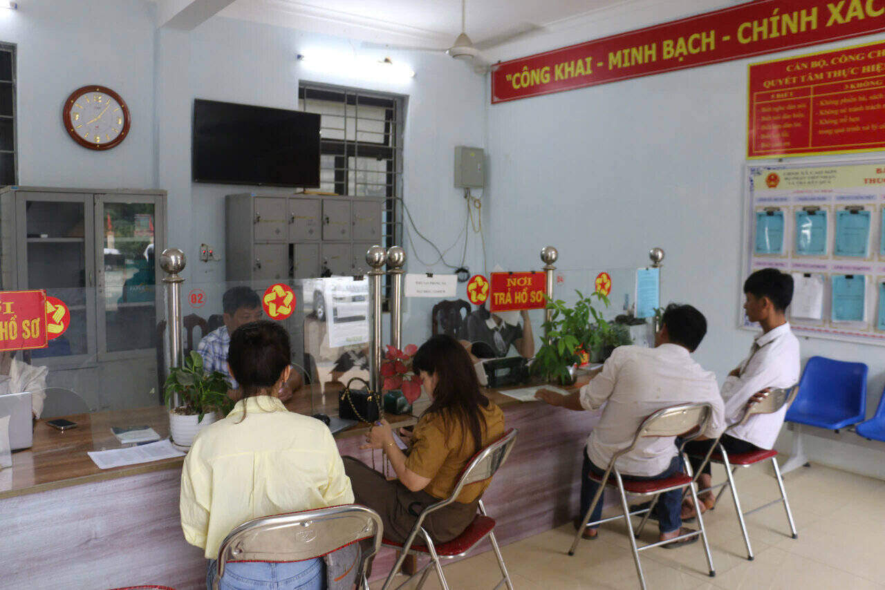 Nguoi dan xa Cao Son den lam thu tuc hanh chinh tai bo phan mot cua. Anh: Dang Tinh