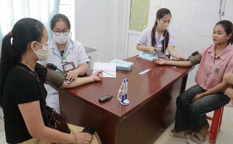 Free health check-ups for workers. Photo: Hung Tho