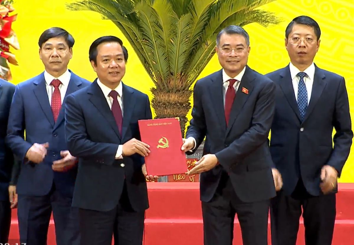 Le Minh Hung 씨 - 중앙 정치국 위원 중앙 조직위원회 위원장이 합병 후 Ninh Binh성 인민위원회 위원장인 Pham Quang Ngoc 씨(왼쪽)에게 결정을 수여하고 있습니다. 사진: Tran Lam