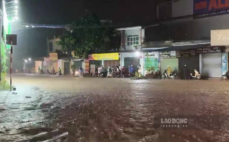 Flooding prevented vehicles from circulating in the Royal area. Photo: Lam Thanh