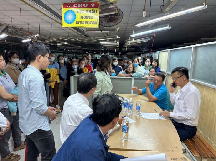 Cientos de trabajadores han terminado unilateralmente el contrato con Minh Hoang II Garment Co., Ltd., debido a la deuda prolongada del seguro social. Foto: Truong An