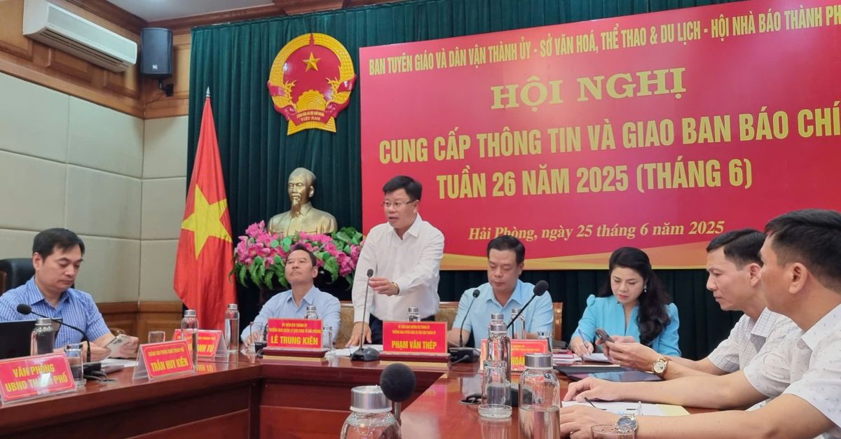 The leaders of the Hai Phong Economic Zone Management Board informed at the conference. Photo: Hanh Mai