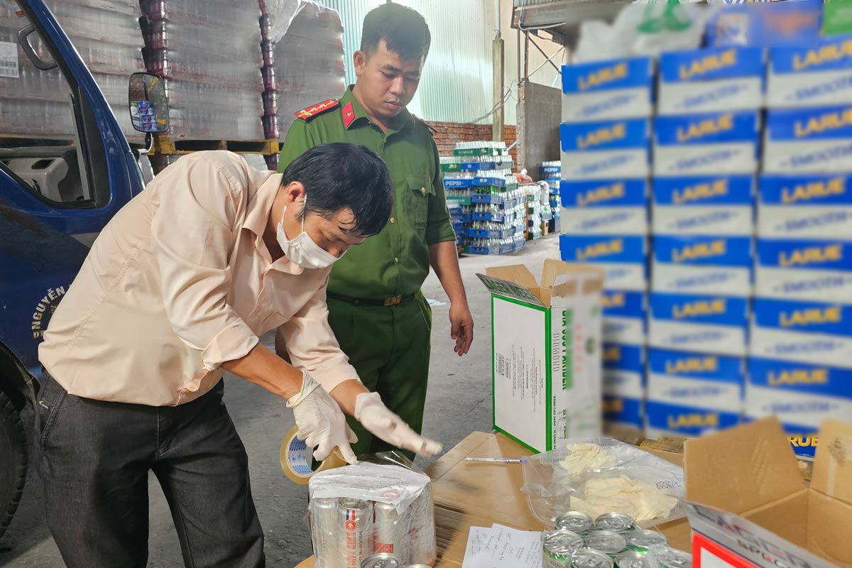 Can Tho city authorities sealed 2 beer samples to bring them for inspection. Photo: Doan Hung