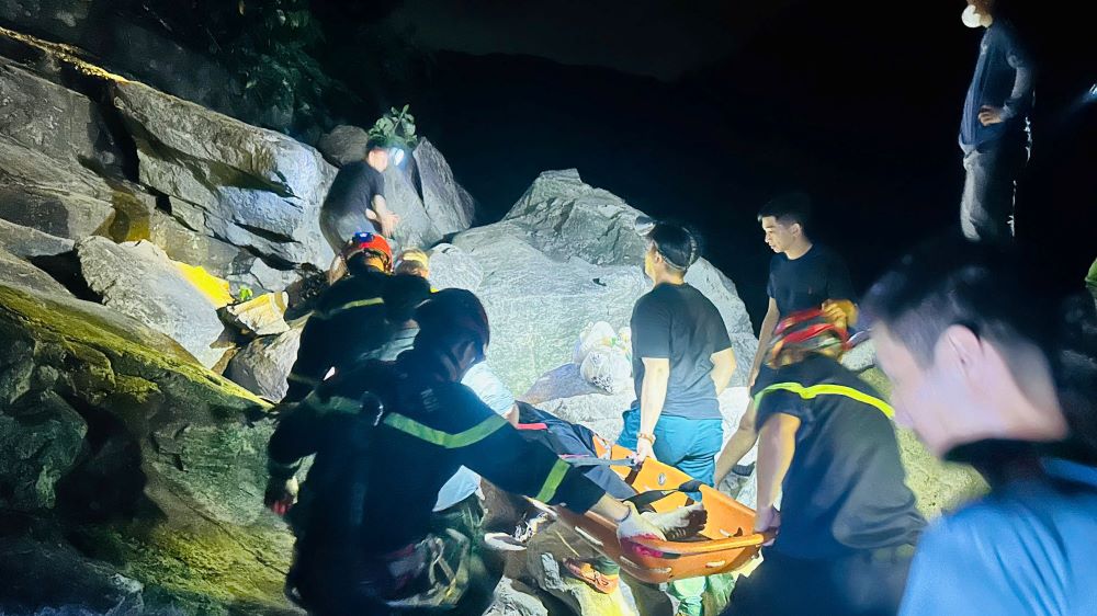 Cruzando la pendiente de casi 2 km, trayendo el cuerpo de jovenes ahogados en Da Nang a la orilla. Foto: Policia proporcionada
