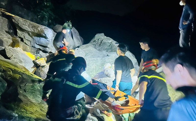 Crossing a slope of nearly 2km, the body of a drowning young man from Da Nang was brought ashore. Photo: Provided by the police