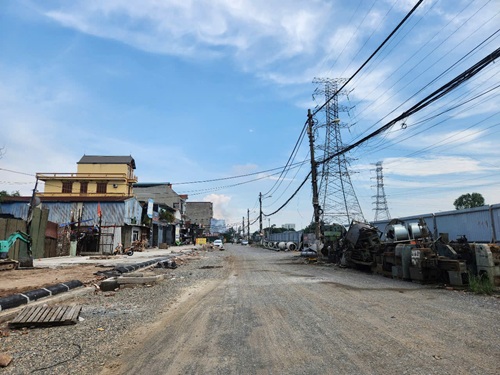 Ngày nắng thì bụi, ngày mưa thì lầy lội. Ảnh: Minh Hạnh 