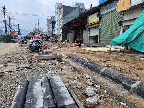 Công trường ngổn ngang không một bóng công nhân làm việc. Ảnh: Minh Hạnh chụp 15h00 ngày 24.6.