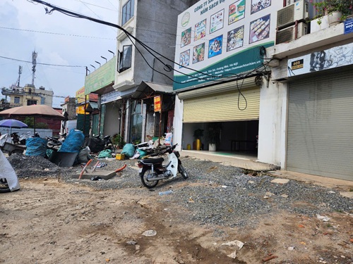 Đời sống người dân gặp khó khăn khi dự án thi công cầm chừng. Ảnh: Minh Hạnh chụp 15h00 ngày 24.6.