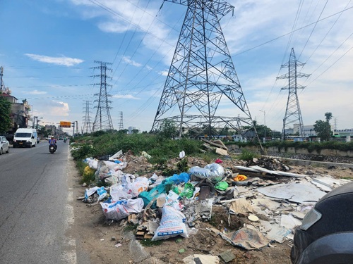 Thi công ì ạch tuyến đường Tam Trinh đang thành điểm đen về rác thải. Ảnh: Minh Hạnh 