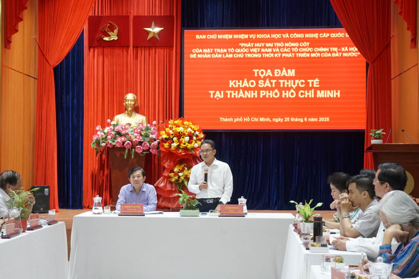 El seminario "que promueve el papel central de las organizaciones sociopoliticas y del frente de la patria para que las personas posean en el nuevo periodo de desarrollo del pais". Foto: Thanh Chan