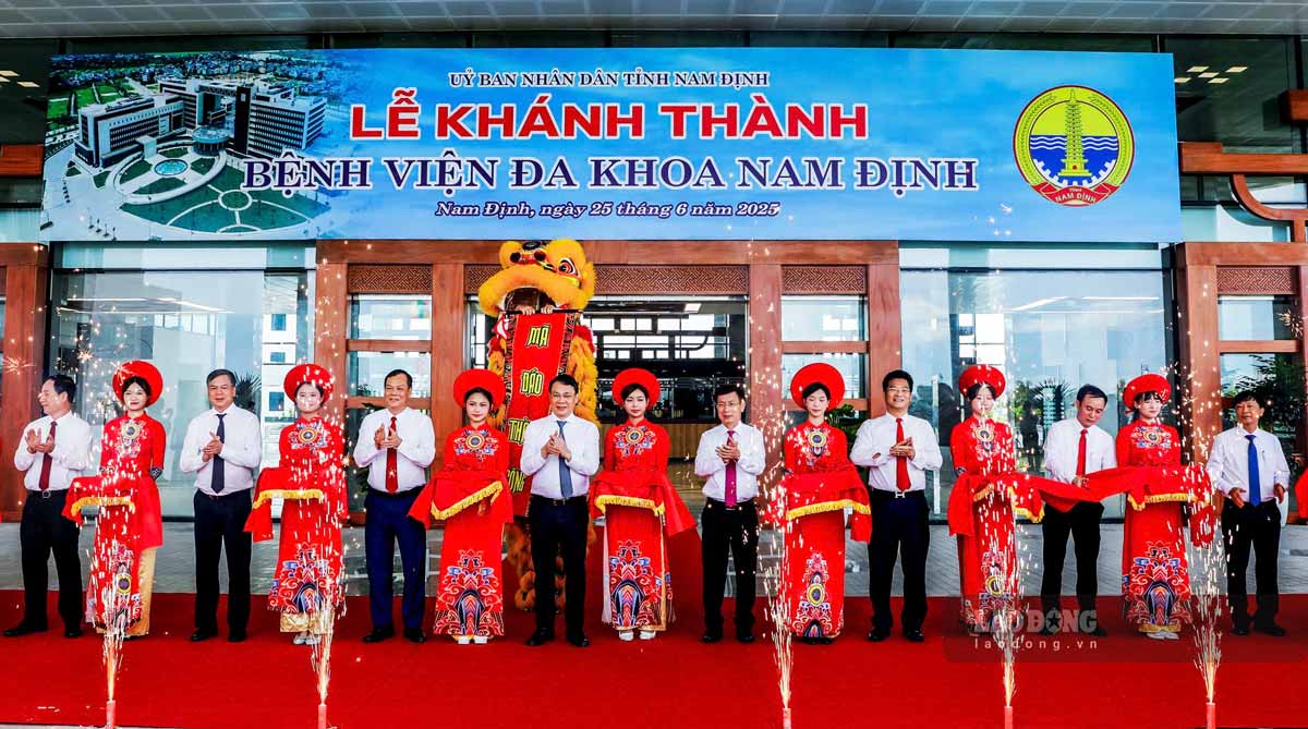 Cac dai bieu cat bang khanh thanh Benh vien da khoa Nam Dinh. Anh: Luong Ha