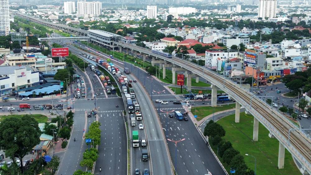 Hang ngan phuong tien, chu yeu la xe tai va container, noi duoi nhau “nhich tung chut” tren Xa lo Ha Noi, keo dai khoang 3 km. Anh: Anh Tu