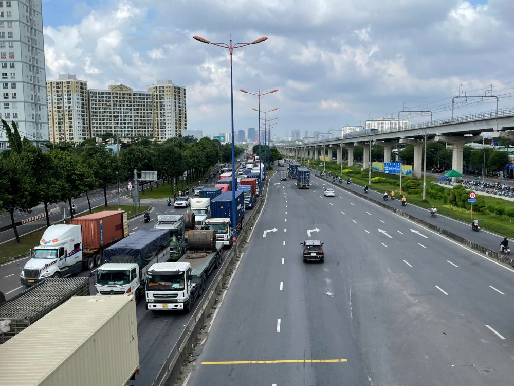 Den hon 10h30 tinh trang un u van dien ra, phuong tien van noi duoi nhau, nhich tung chut. Anh: Anh Tu