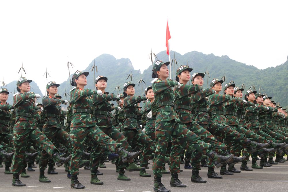 Khoi nu chien si thong tin. Anh: Tran Vuong