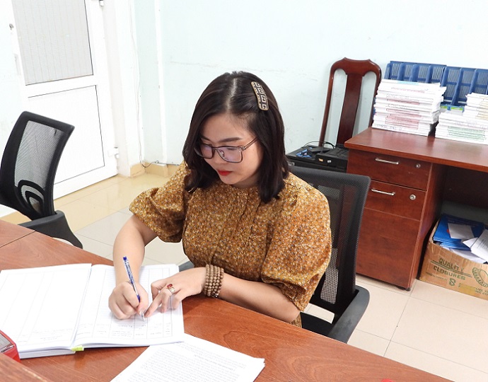 Can bo vien chuc tai UBND thanh pho Buon Ma Thuot lam viec nghiem tuc. Anh: Chi Long