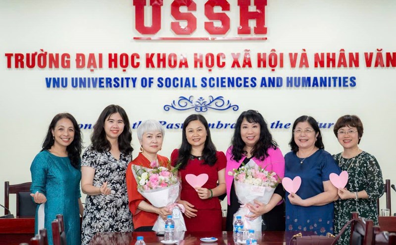 Seminar "Love story in the digital age" held on the occasion of Vietnamese Family Day. Photo: Quynh Chi