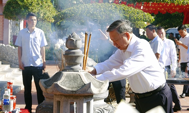 General Secretary To Lam offered incense to commemorate President Ho Chi Minh and the heroic martyrs. Photo: Xuan Mai
