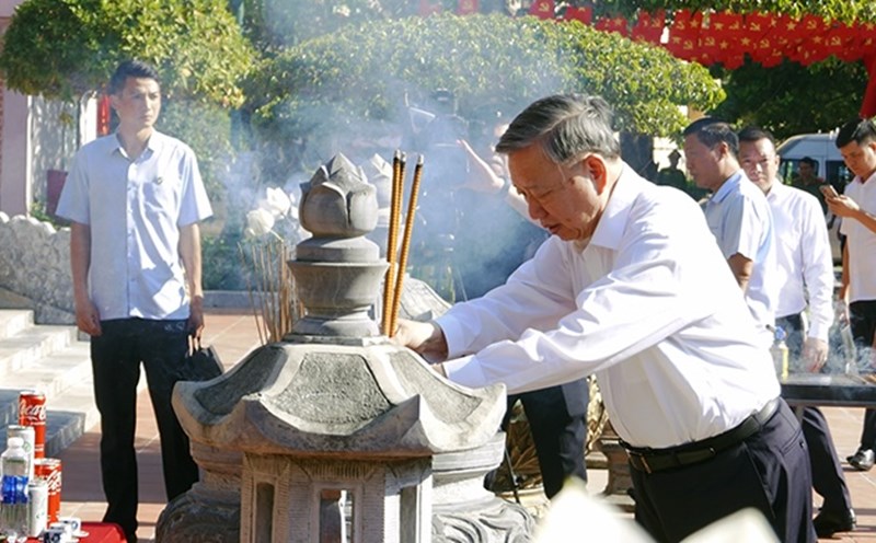 General Secretary To Lam offered incense to commemorate President Ho Chi Minh and the heroic martyrs. Photo: Xuan Mai