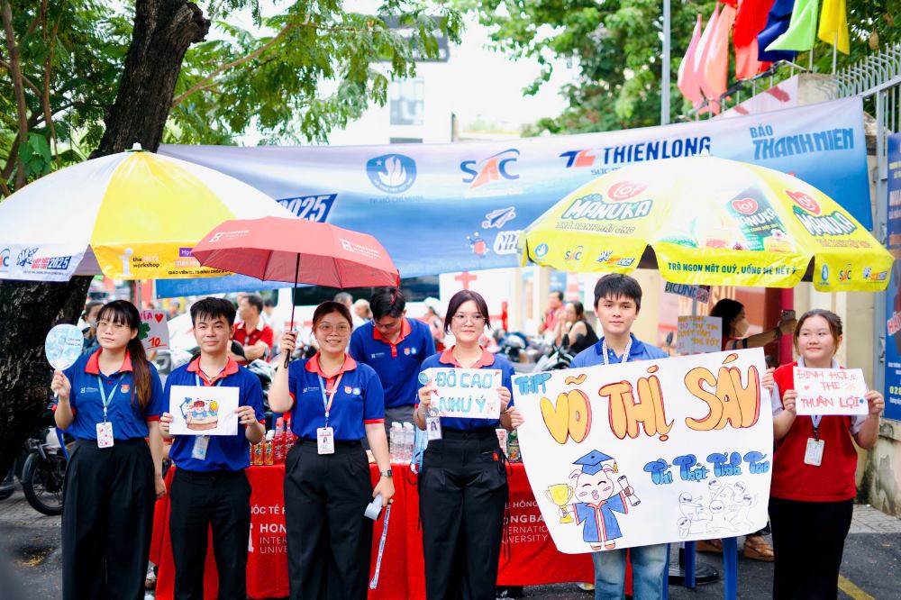 Estudiantes voluntarios y lindos letreros de vitores. Foto: Lan Phuong