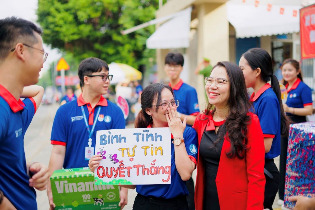 ThS.NCS Tran Thuy Tram Quyen - Pho Hieu truong HIU dong vien, tiep suc cho cac tinh nguyen vien cua HIU. 