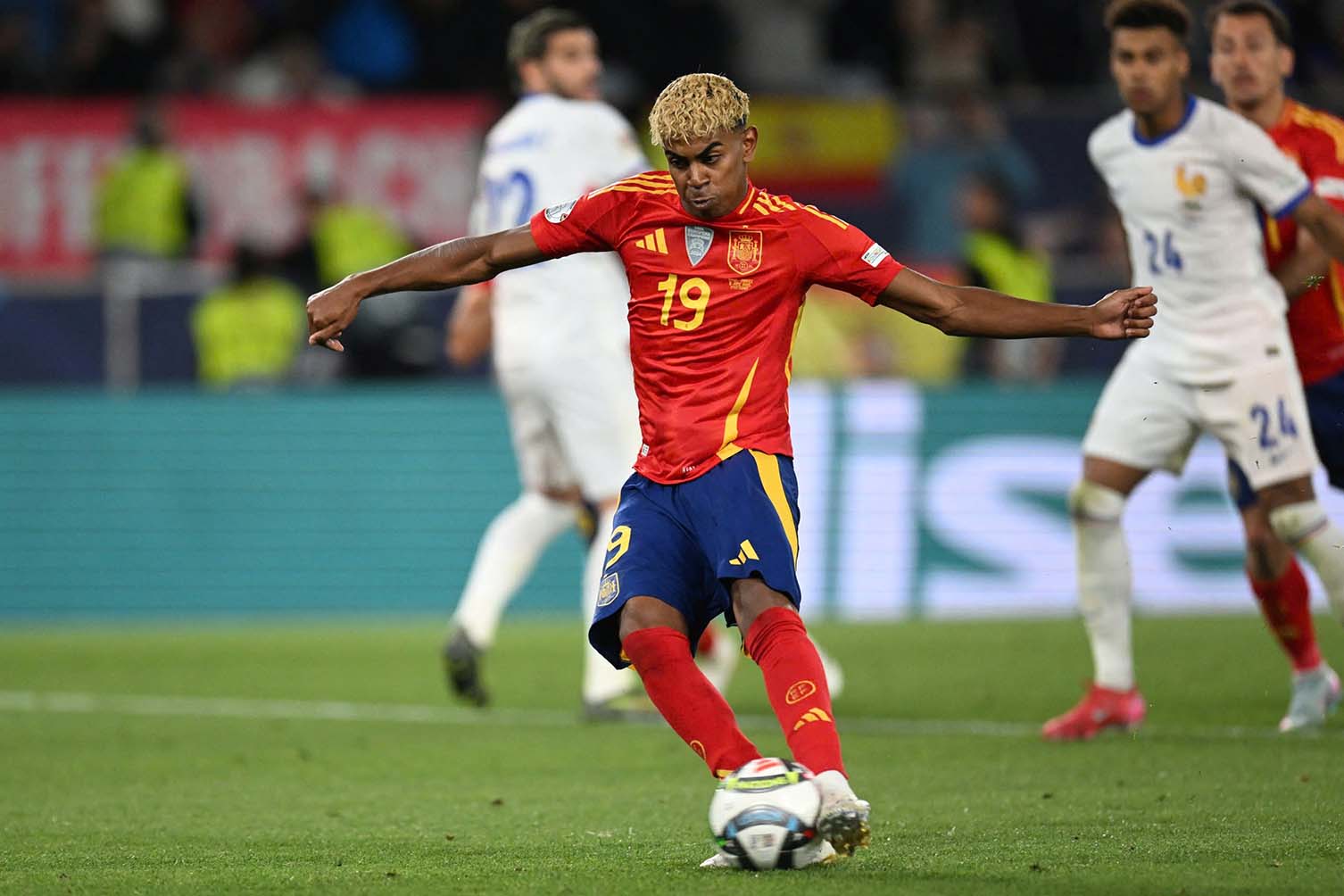 Lamine Yamal van dang doi Nico Williams den de tai hop cap canh huy diet o EURO 2024. Anh: AFP