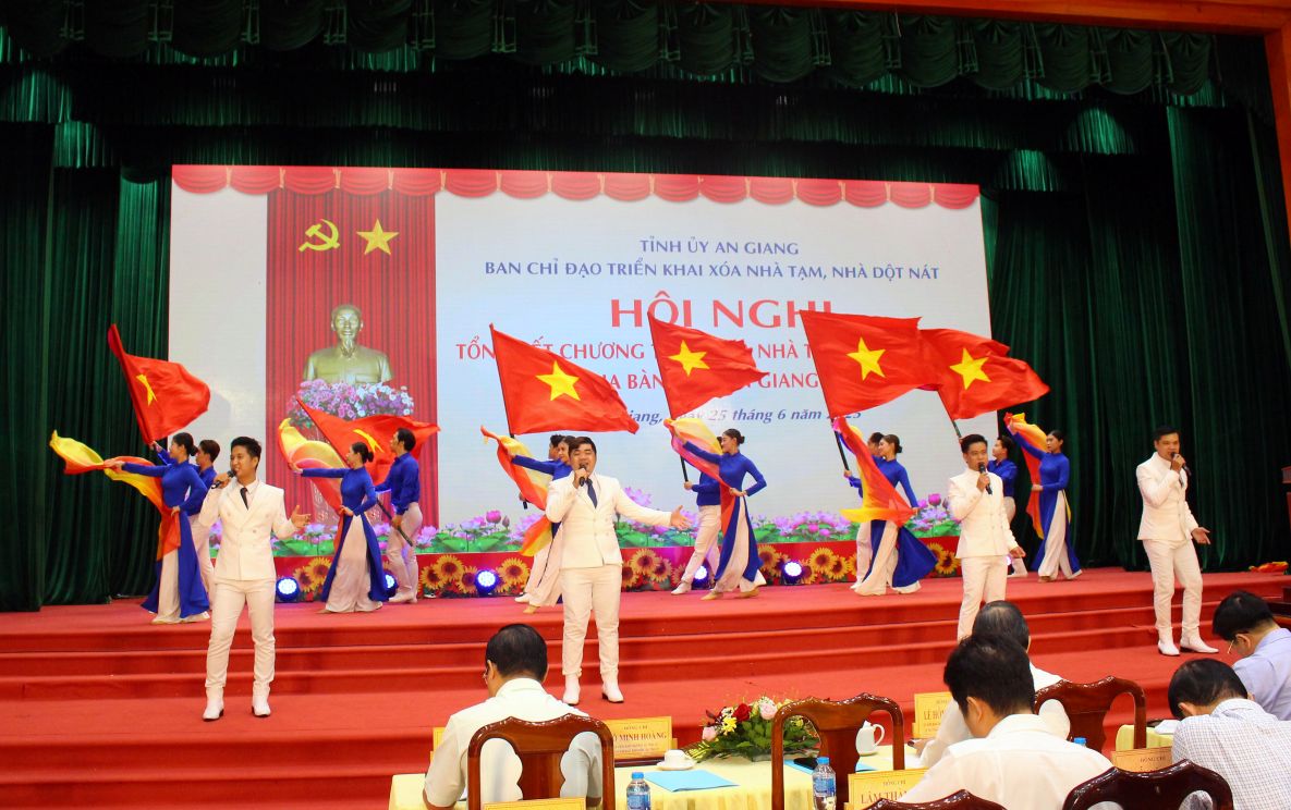 Van nghe chao mung. Anh: Luc Tung