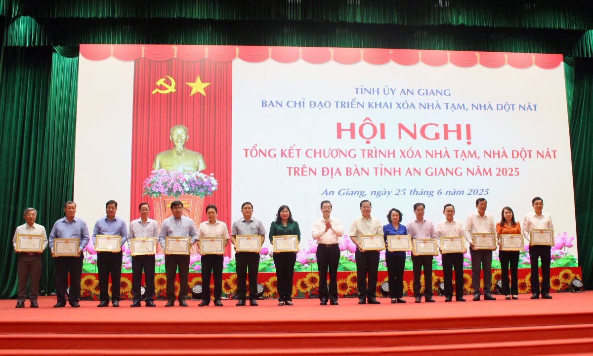 Bi thu Tinh uy An Giang Le Hong Quang trao Bang khen cho cac tap the, ca nhan, nha tai tro cho chuong trinh. Anh: Luc Tung