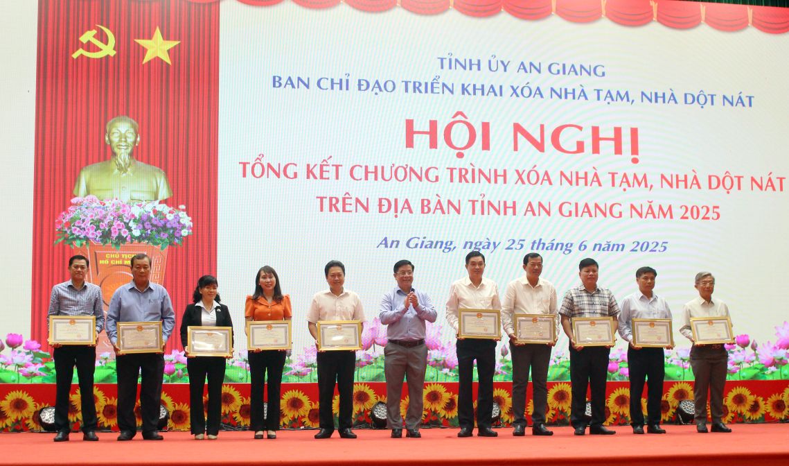 Chu tich UBND tinh An Giang Ho Van Mung trao Bang khen cho tap the, ca nhan co thanh tich xuat sac va nha tai tro chuong trinh. Anh: Luc Tung