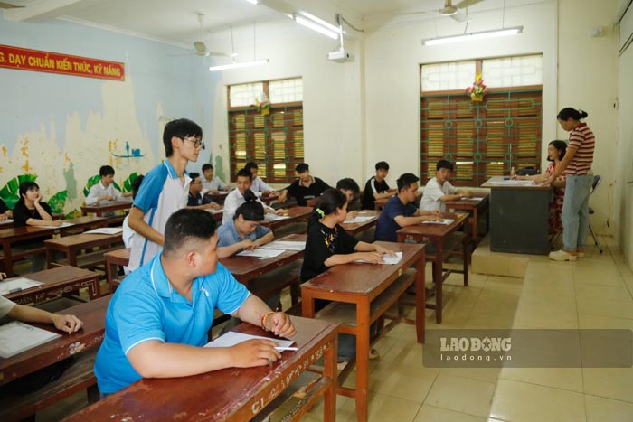 Thi sinh lam thu tuc du thi tai diem thi Truong THPT Thanh Chan. Anh: Quang Dat