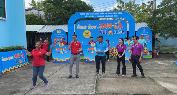 Workers enthusiastically participate in after-hours games in the game show "Tan ca vui khoe". Photo: Hoang Loc