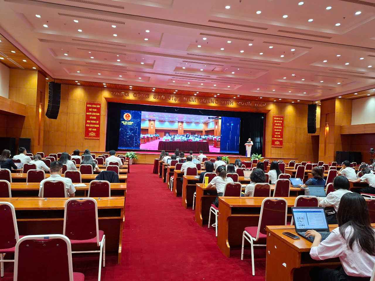 Training session, professional guidance and information technology system to meet the requirements of using personal identification numbers instead of personal tax codes. Photo: Luc Giang